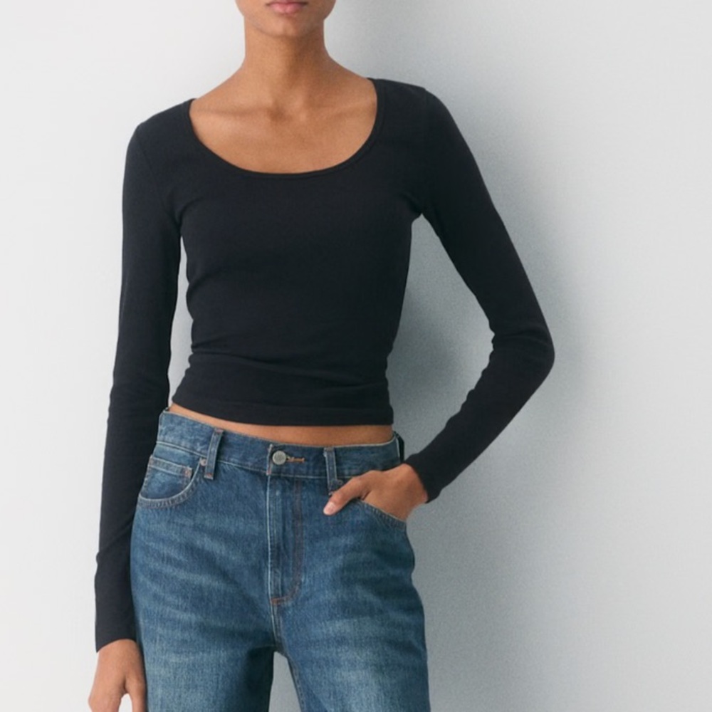 Aritzia TNA homestretch Black Long Sleeve scoop neck Tee